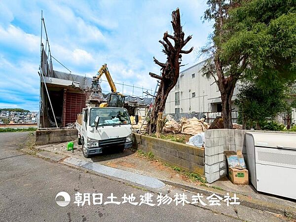 爽やかな青空の下に贅沢なほどに降り注ぐ陽光、豊かな居住性と、クオリティが見事に調和した空間は、住まうことの喜びを感じさせてくれます。