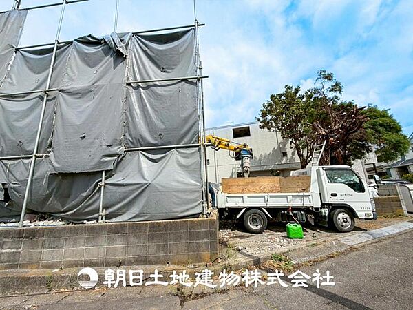 目の前に手を伸ばせば、触ることが出来そうな環境が、そのままインテリアになったような印象です。その豊かな眺望にふさわしい空間には、通風・採光にも優れ、心地よい光と風があふれています。