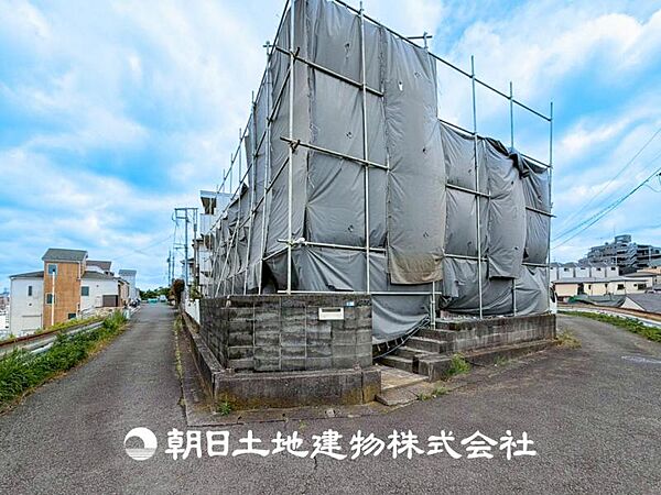 温かい太陽を感じる事ができるのは、目の前に遮るものが無いから。彼方に広がる風景が絵画のように広がります。