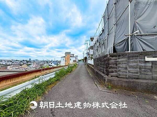 前面道路は閑静な住宅地をはしる車通りの少ない道路です。
