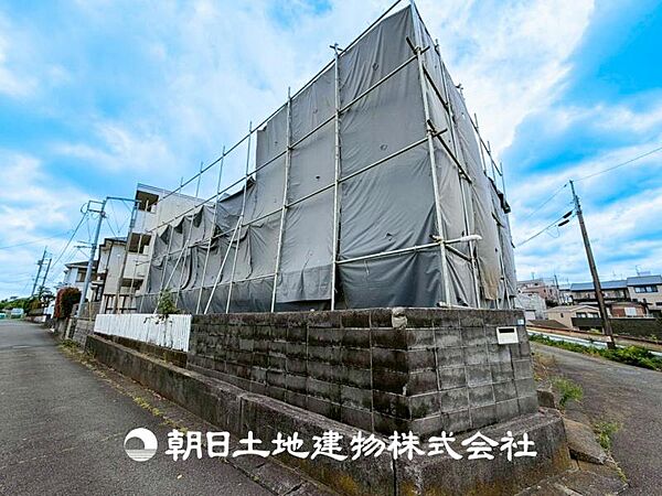 家族の色を映し出しながら、いつしか街の風景に溶け込んでいきます。