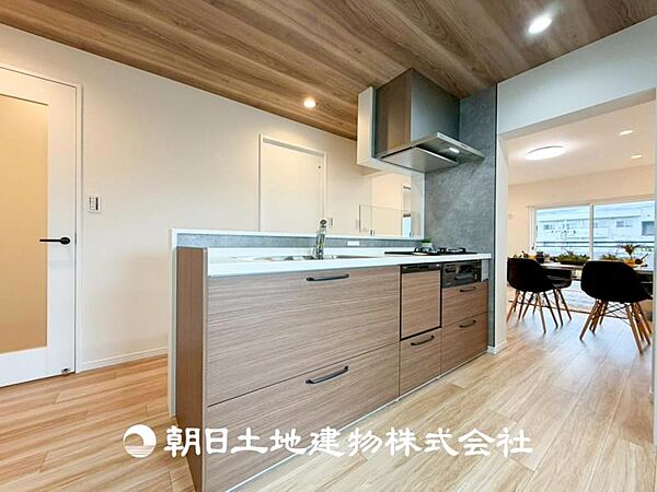 【キッチン】住宅の主役でもあり、日常生活を過ごす上で重要な水回りでもあるからこそ機能性・デザイン性に拘りました。お掃除のしやすいシステムキッチンを設置しました。