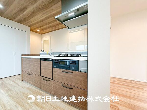 【キッチン】仲良しなご夫婦、お子様、みんなでお料理ができる程の贅沢なスペースを実現したキッチンとなっております。みんなで作った料理を召し上がりながらの会話は盛り上がること間違いなしです。