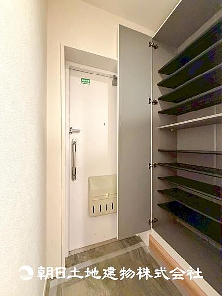 【収納】大容量の玄関収納があり、玄関が散らかることはありません。