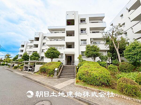 【外観写真】表現された空間はたくさんの光を浴び、風を感じ、暮らしの時間を豊かにしてくれます。デザインされた空間と競い合うかのような充実した建物と共に大切な家族の思い出を刻んでいきます。