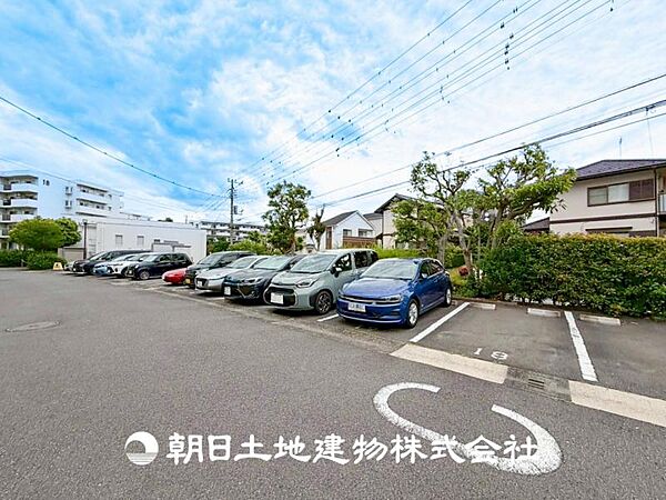 【駐車場】ゆったりとした駐車スペースを確保いたしましたので、大きめのお車でも駐車可能です。