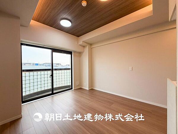 【リビング】大切なご家族、招いた友人と過ごすひと時を溢れる光が優しく包み込む空間。大切な人とともに、心穏やかに過ごすひととき。家族との時間、自分の時間を大切にできる空間を作りました。