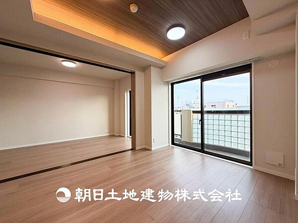 【リビング】1日の中で最も長い時間を過ごすことになるリビングだからこそ、いつも笑顔があふれる空間であるように。広々とした空間から幸せな未来を。