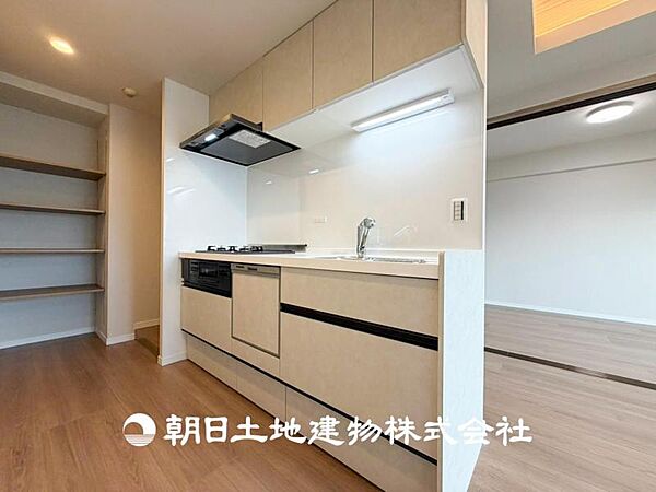 【キッチン】住宅の主役でもあり、日常生活を過ごす上で重要な水回りでもあるからこそ機能性・デザイン性に拘りました。お掃除のしやすいシステムキッチンを設置しました。