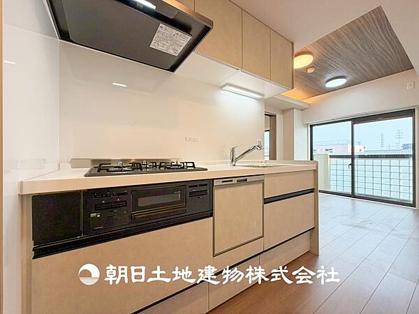 【キッチン】仲良しなご夫婦、お子様、みんなでお料理ができる程の贅沢なスペースを実現したキッチンとなっております。みんなで作った料理を召し上がりながらの会話は盛り上がること間違いなしです。