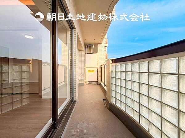 【バルコニー】温かい太陽を感じる事ができるのは、目の前に遮るものが無いから。彼方に広がる風景が絵画のように広がります。