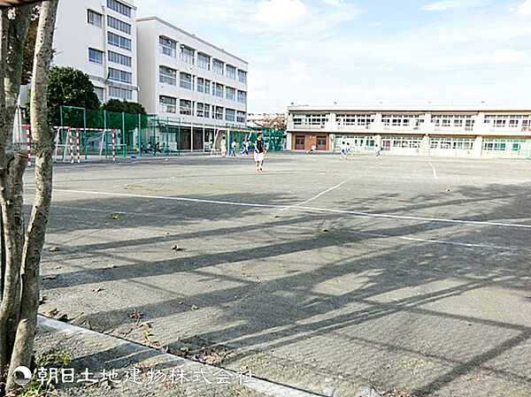 【樽町中学校】1840ｍ　綱島・大倉山・新横浜が生活圏の便利な立地にある中学校です。安心して通える落ち着いた校風＋部活動が盛んで充実した学生生活を送れます。
