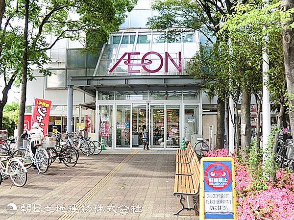 【イオン駒岡店】1130ｍ　食料品だけでなく薬局や衣料品、専門店も揃う大型店です。駐車場が広くお車での来店もしやすいため、日常使いはもちろん、週末のまとめ買いにも便利です。
