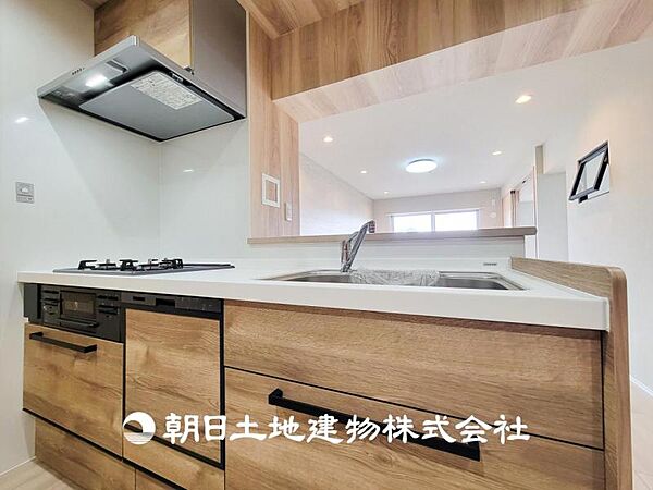 【キッチン】住宅の主役でもあり、日常生活を過ごす上で重要な水回りでもあるからこそ機能性・デザイン性に拘りました。お掃除のしやすいシステムキッチンを設置しました。