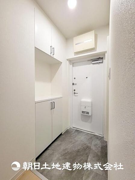 【玄関】大切な家族、お客様をお迎えする玄関は住宅の入口。仕事が終わって疲れた日でも、あなたを受け入れてくれます。