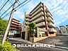 外観：【現地外観】 やさしい色を映し出す洗練された建物は、ずっと輝き続けながらいつしか街の風景に溶け込んでいきます。