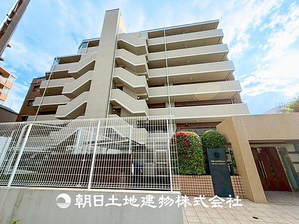 【現地外観】 時代の流行ではなく拘りを貫く。シックなカラートーンで街並みに溶け込む外観は、主張し過ぎず、かつ平凡ではない絶妙なバランスで輝きを放ちます。
