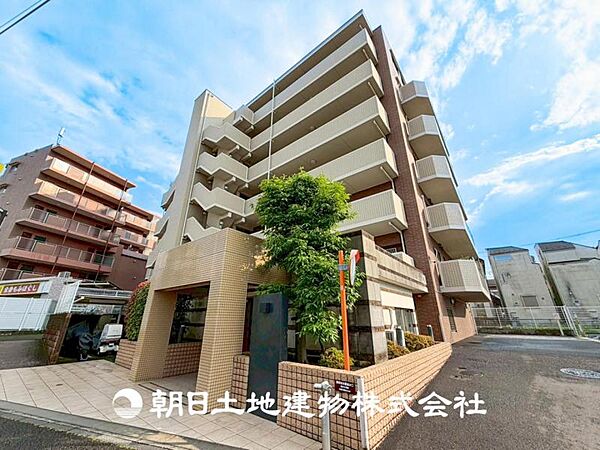 【現地外観】 やさしい色合いを活かした外観が魅力のマンションは、周囲の景観と調和し、心地よい暮らしを提供します。
