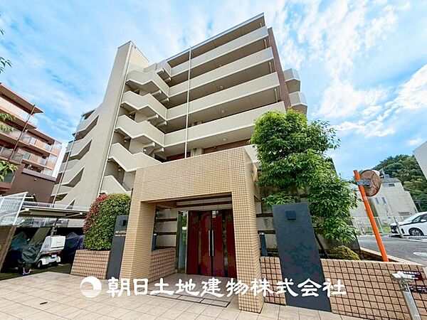【現地外観】 直線的なフォルムと落ち着いた色合いが、都会的な雰囲気を演出しています。