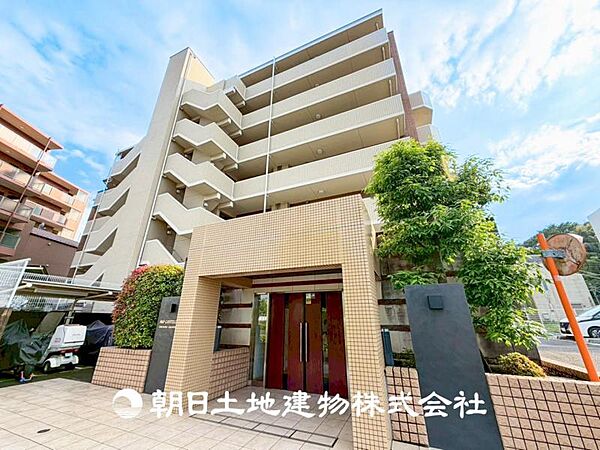 【現地外観】 シンプルで洗練された外観が、直線的なフォルムと落ち着いた色合いが、都会的な雰囲気を演出しています。