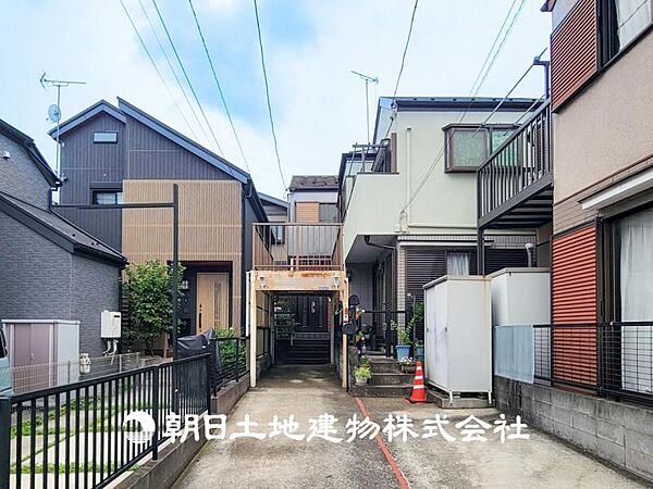 【外観写真】当たり前の日常に、この開放感ある眺望と共に閑静な住宅街の季節感を演出する四季折々の変化を楽しめる心地よい場所となります。