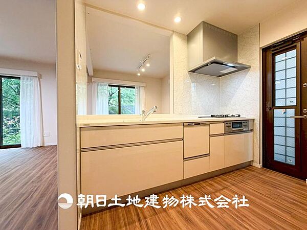 【キッチン】住宅の主役でもあり、日常生活を過ごす上で重要な水回りでもあるからこそ機能性・デザイン性に拘りました。お掃除のしやすいシステムキッチンを設置しました。