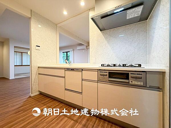 【キッチン】仲良しなご夫婦、お子様、みんなでお料理ができる程の贅沢なスペースを実現したキッチンとなっております。みんなで作った料理を召し上がりながらの会話は盛り上がること間違いなしです。