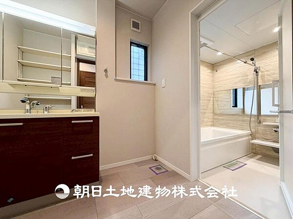 【洗面化粧台】慌ただしい1日が始まり、充実した1日の終わりを締めくくる洗面所。快適に過ごせることはもちろん、収納や機能性を兼ね備えた洗面化粧台です。
