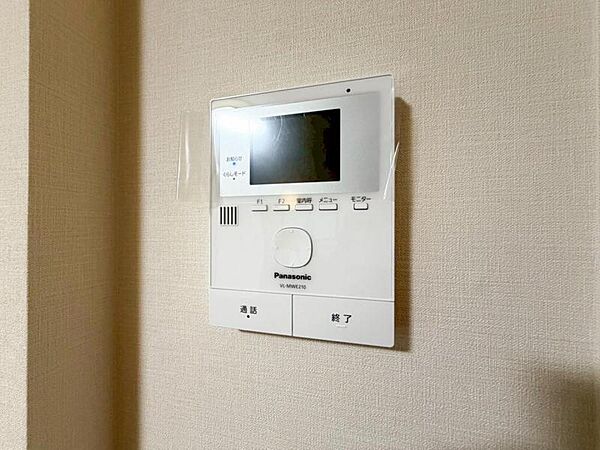 【設備】訪問者の確認が出来るので、セキュリティ対策にも最適のモニター付きインターホン。