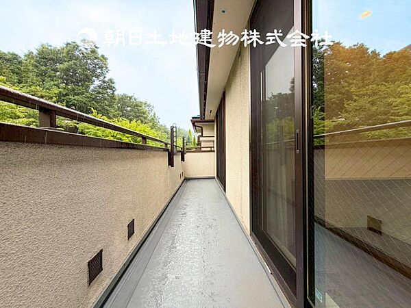【バルコニー】温かい太陽を感じる事ができるのは、目の前に遮るものが無いから。彼方に広がる風景が絵画のように広がります。