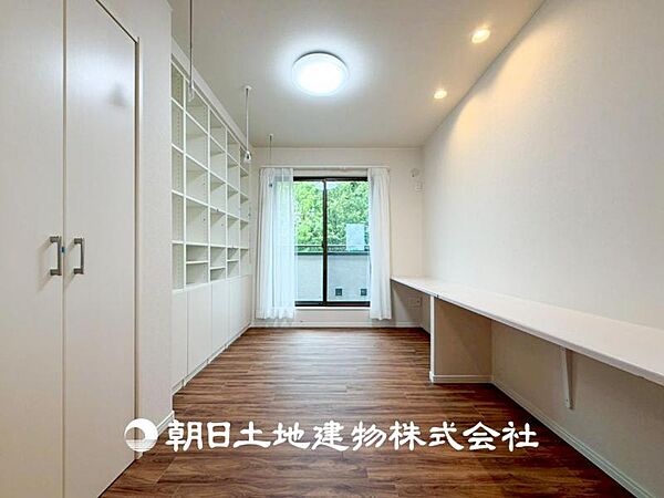 【居室】ご自宅で快適に過ごす条件は、一人ひとり違います。個性が強すぎないシンプルな内装とシンプルなデザインで統一しております。居住していく中であなただけの【幸せマイホーム】を創り上げて下さい。