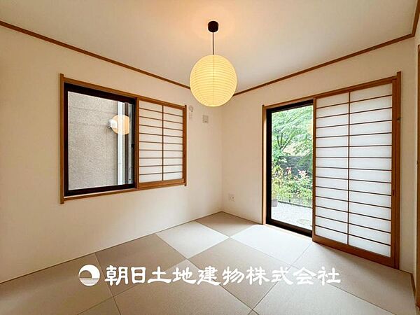 【和室】近年減少傾向にありますが、和室があることで落ち着きと癒しの空間が生まれます。来客時の客室としても利用できますし、お子様のプレイルームやお昼寝に良いお部屋です。