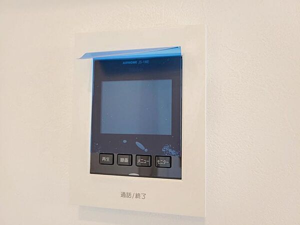 【モニター付インターホン】お子様のお留守番にも安心なＴＶモニタ付インタホン。来客者を確認できる上に留守中の録画もできます