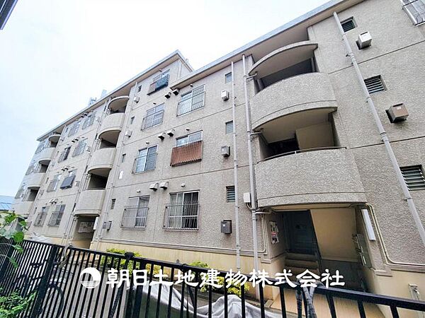 【外観写真】目の前に手を伸ばせば、触ることが出来そうな環境が、そのままインテリアになったような印象です。その豊かな眺望にふさわしい空間には、通風・採光にも優れ、心地よい光と風があふれています。