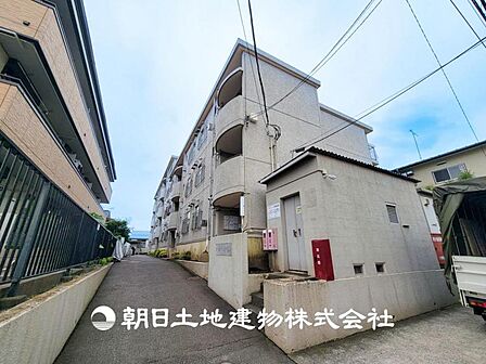 【外観写真】 表現された空間はたくさんの光を浴び、風を感じ、暮らしの時間を豊かにしてくれます。デザインされた空間と競い合うかのような充実した建物と共に大切な家族の思い出を刻んでいきます。