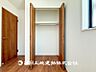 収納：【収納】部屋ごとに設けた収納は住みやすさへのこだわりがあります。シンプルで使いやすい収納スペース。