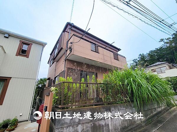 【現地写真】 低層一戸建てを中心とした街並みが整然と続き周辺は高い建物がないので、採光や開放性に恵まれ、空が広く閑静な環境です。