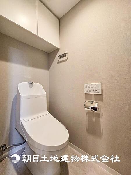 【トイレ】家族みんなが毎日使う場所だから。お掃除がしやすい方はいい。汚れをふき取り易いフロアと壁紙をチョイス致しました