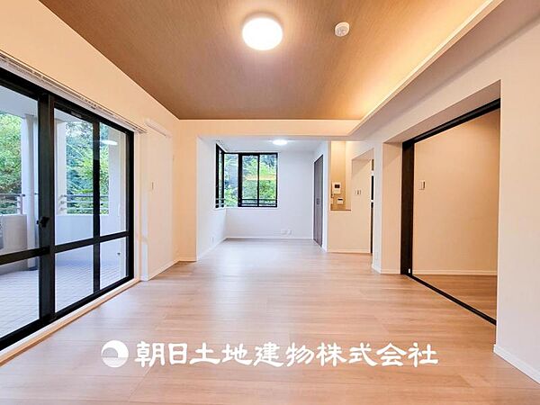 【リビング】リビングにはみんなが集い食事や楽しい会話でついつい時を忘れてしまう。そんな束の間の幸せを感じさせてくれる場所