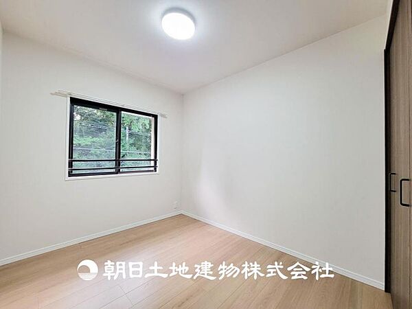 【洋室】自宅で快適に過ごす条件は一人ひとり違います。個性が強すぎないシンプルな内装とシンプルなデザインで統一しております