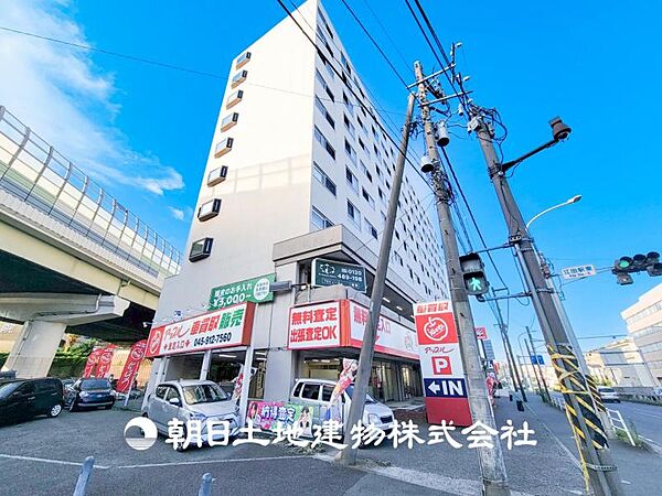 【現地写真】目の前に手を伸ばせば、触ることが出来そうな環境が、そのままインテリアになったような印象です。その豊かな眺望にふさわしい空間には、通風・採光にも優れ、心地よい光と風があふれています。