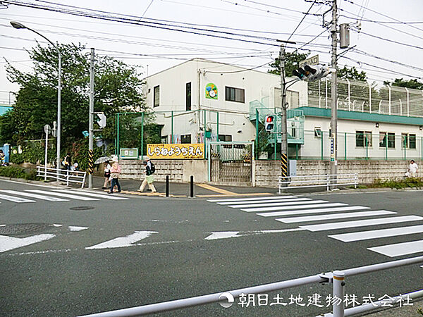 【白根幼稚園】180ｍ　遊び中心でありながら音楽・英語・体操もしっかり行い地域でも評価の高い幼稚園です。ニュージーランドの幼児教育をとりいれる等独自の取り組みも行っています。