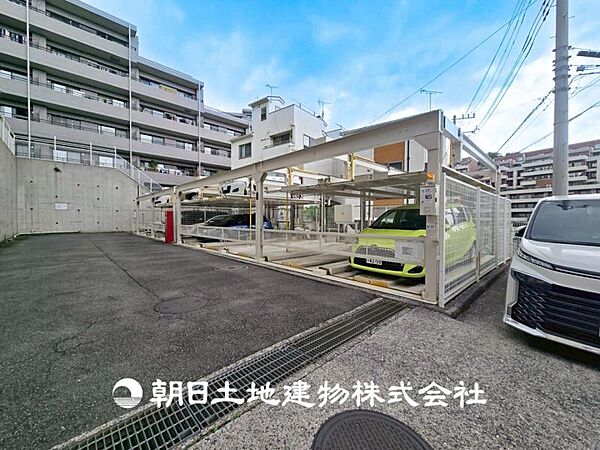【駐車場】ゆったりとした駐車スペースを確保いたしましたので、大きめのお車でも駐車可能です。
