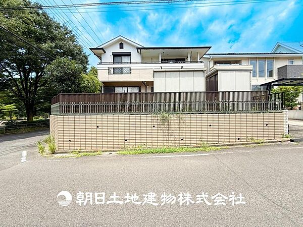 【現地写真】 低層一戸建てを中心とした街並みが整然と続き周辺は高い建物がないので、採光や開放性に恵まれ、空が広く閑静な環境です。