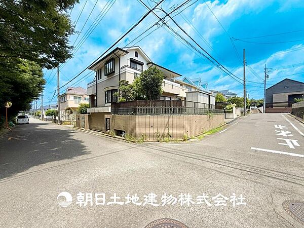 【現地写真】爽やかな青空の下に贅沢なほどに降り注ぐ陽光、豊かな居住性と、クオリティが見事に調和した空間は、住まうことの喜びを感じさせてくれます。