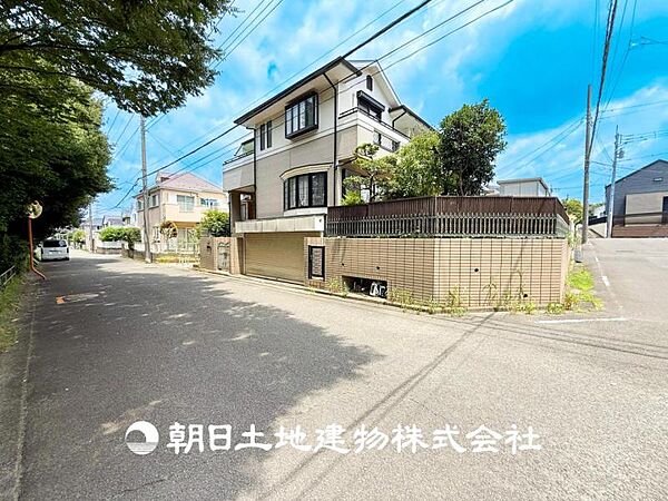 【現地写真】豊かな眺望にふさわしい空間には、通風・採光にも優れ、心地よい光と風があふれています。