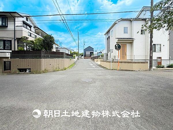 【前面道路】前面道路は閑静な住宅地をはしる車通りの少ない道路。車の出し入れが苦手なママや小さなお子様にも安心です。