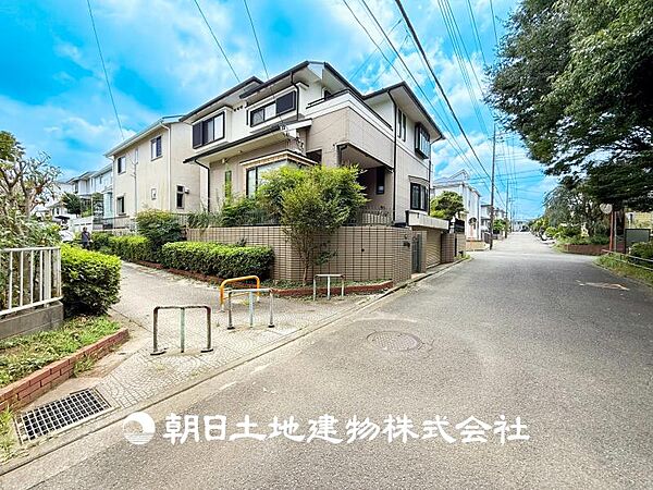 【現地写真】目の前に手を伸ばせば、触ることが出来そうな環境が、そのままインテリアになったような印象です。その豊かな眺望にふさわしい空間には、通風・採光にも優れ、心地よい光と風があふれています。