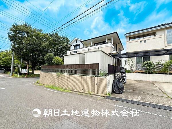 【現地写真】その家から感じられる、気品・上質・重厚感・極細やかさ、そのすべては見た者に安らぎを与える特別な空間です。ここに住むからこそ意味がある。すべての（始まり）をここから迎えましょう。