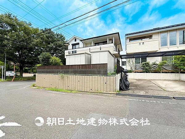 【現地写真】当たり前の日常に、この開放感ある眺望と共に閑静な住宅街の季節感を演出する四季折々の変化を楽しめる心地よい場所となります。